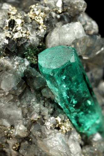 Beryl (variety emerald), Calcite, Dolomite, Pyrite<br />Chivor mining district, Municipio Chivor, Eastern Emerald Belt, Boyacá Department, Colombia<br />31x56x28mm, xl=19x6mm<br /> (Author: Fiebre Verde)