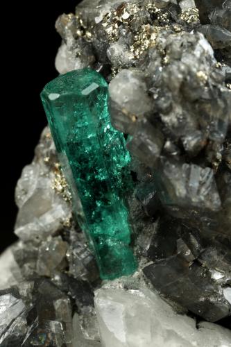 Beryl (variety emerald), Calcite, Dolomite, Pyrite<br />Chivor mining district, Municipio Chivor, Eastern Emerald Belt, Boyacá Department, Colombia<br />31x56x28mm, xl=19x6mm<br /> (Author: Fiebre Verde)