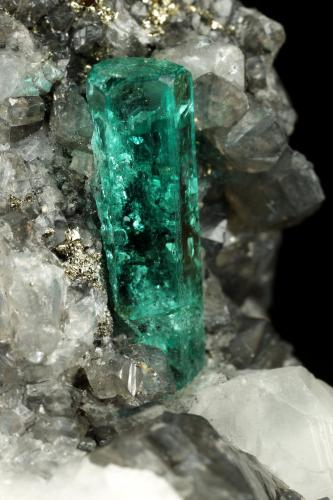 Beryl (variety emerald), Calcite, Dolomite, Pyrite<br />Chivor mining district, Municipio Chivor, Eastern Emerald Belt, Boyacá Department, Colombia<br />31x56x28mm, xl=19x6mm<br /> (Author: Fiebre Verde)