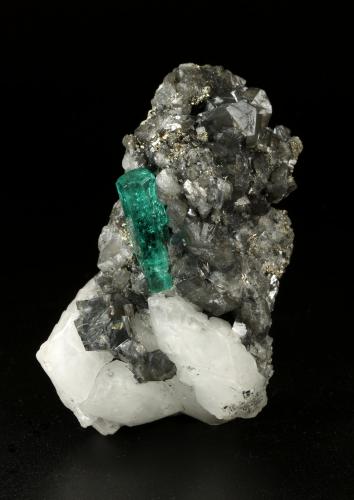 Beryl (variety emerald), Calcite, Dolomite, Pyrite<br />Chivor (distrito minero), Municipio Chivor, Cinturón Esmeraldífero Oriental, Departamento Boyacá, Colombia<br />31x56x28mm, xl=19x6mm<br /> (Author: Fiebre Verde)