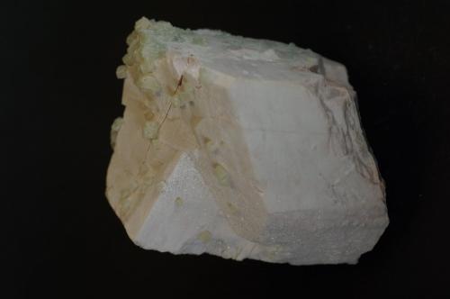 Prehnita sobre Ortoclasa<br />Los Alisos, Valdemanco, Comarca Sierra de Guadarrama, Community of Madrid, Spain<br />40 x 50 x 70 mm<br /> (Autor: Juan María Pérez)