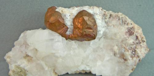 Copper on Calcite<br />Mina United Verde Mine, Jerome, Distrito Verde, Black Hills, Condado Yavapai, Arizona, USA<br />6.3cm x 3.8cm<br /> (Author: rweaver)