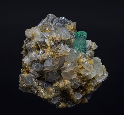 Beryl (variety emerald), Calcite<br />Chivor mining district, Municipio Chivor, Eastern Emerald Belt, Boyacá Department, Colombia<br />4.0 x 3.9 cm<br /> (Author: am mizunaka)
