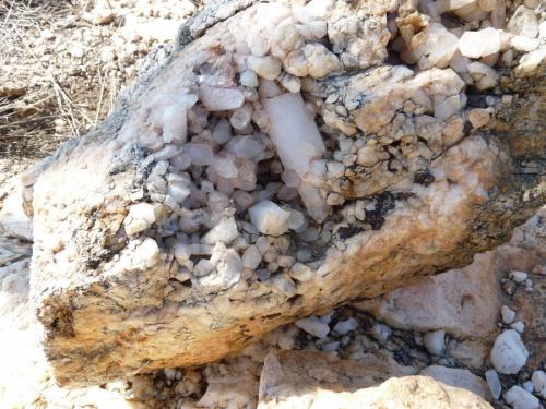 Some crystals on the host rock (Author: Pierre Joubert)