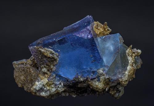 Fluorite, Calcite<br />Minerva I Mine, Ozark-Mahoning group, Cave-in-Rock Sub-District, Hardin County, Illinois, USA<br />6.4 x 2.9 cm<br /> (Author: am mizunaka)