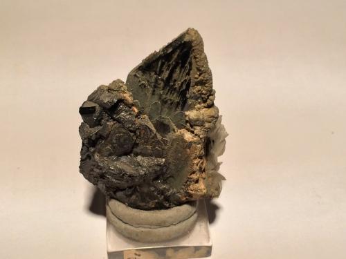 Wolframite, Calcite, Dolomite<br />Mina Tae Hwa, Neungam-ri, Angseong-myeon, Chungju, Chungcheongbukdo, Corea del Sur<br />50 X 33 X 25 mm<br /> (Author: Robert Seitz)