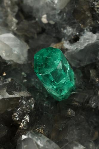 Beryl (variety emerald), Calcite, Dolomite, Pyrite, Quartz<br />La Pita mining district, Cunas Mine, Municipio Maripí, Western Emerald Belt, Boyacá Department, Colombia<br />66x49x24mm, main xl=6x4mm<br /> (Author: Fiebre Verde)