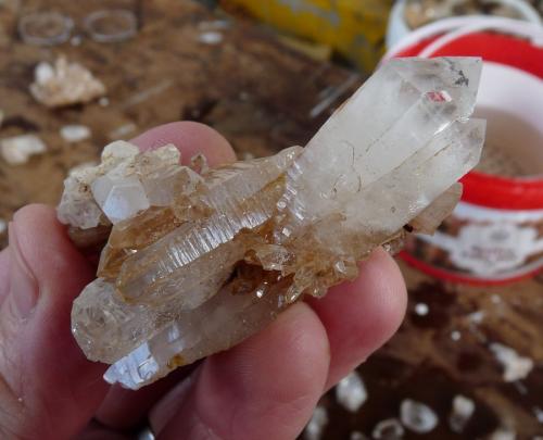 Quartz<br />Ceres, Warmbokkeveld Valley, Ceres, Valle Warmbokkeveld, Witzenberg, Cape Winelands, Provincia Occidental del Cabo, Sudáfrica<br />Fingers for size<br /> (Author: Pierre Joubert)