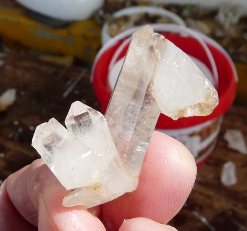 Quartz<br />Ceres, Warmbokkeveld Valley, Ceres, Valle Warmbokkeveld, Witzenberg, Cape Winelands, Western Cape Province, South Africa<br />Fingers for size<br /> (Author: Pierre Joubert)