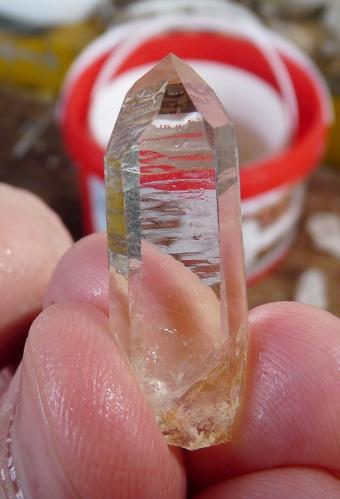 Quartz<br />Ceres, Warmbokkeveld Valley, Ceres, Valle Warmbokkeveld, Witzenberg, Cape Winelands, Provincia Occidental del Cabo, Sudáfrica<br />Fingers for size<br /> (Author: Pierre Joubert)