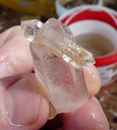 Quartz<br />Ceres, Warmbokkeveld Valley, Ceres, Valle Warmbokkeveld, Witzenberg, Cape Winelands, Provincia Occidental del Cabo, Sudáfrica<br />Fingers for size<br /> (Author: Pierre Joubert)