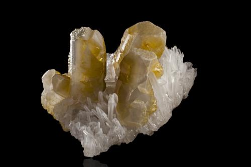 Barite on Quartz<br />Depósito Dawashan, Distrito Jinkouhe, Prefectura Leshan, Provincia Sichuan, China<br />24,0	x	17,0	x	13,0	cm<br /> (Author: MIM Museum)