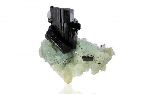 Babingtonite on Epidote<br />Indicios de Babingtonita, Qiaojia, Prefectura Zhaotong, Provincia Yunnan, China<br />10,0	x	7,5	x	3,0	cm<br /> (Author: MIM Museum)