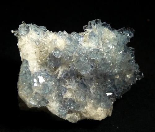 Fluorita y Cuarzo.<br />Corta Aurora Norte, filón Aurora, zona Minera Caravia, La Huerta de Argüelles, Prado, Caravia, Comarca Oriente, Principado de Asturias (Asturias), España<br />40x30 mm<br /> (Autor: Jesus Franquesa Baucells)