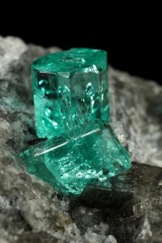 Beryl (variety emerald), Calcite, Dolomite<br />Chivor mining district, Municipio Chivor, Eastern Emerald Belt, Boyacá Department, Colombia<br />87x64x61mm, largest xl=5mm<br /> (Author: Fiebre Verde)