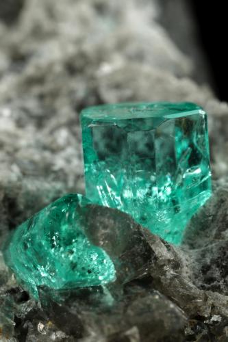 Beryl (variety emerald), Calcite, Dolomite<br />Chivor mining district, Municipio Chivor, Eastern Emerald Belt, Boyacá Department, Colombia<br />87x64x61mm, largest xl=5mm<br /> (Author: Fiebre Verde)