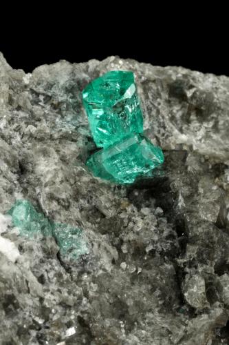 Beryl (variety emerald), Calcite, Dolomite<br />Chivor mining district, Municipio Chivor, Eastern Emerald Belt, Boyacá Department, Colombia<br />87x64x61mm, largest xl=5mm<br /> (Author: Fiebre Verde)