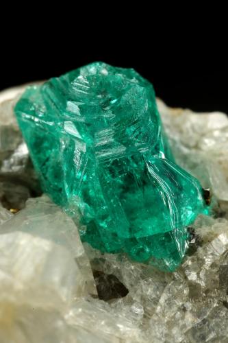 Beryl (variety emerald), Calcite, Pyrite<br />Chivor (distrito minero), Municipio Chivor, Cinturón Esmeraldífero Oriental, Departamento Boyacá, Colombia<br />35x23x20mm, xl=9mm<br /> (Author: Fiebre Verde)
