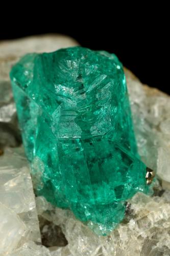 Beryl (variety emerald), Calcite, Pyrite<br />Chivor mining district, Municipio Chivor, Eastern Emerald Belt, Boyacá Department, Colombia<br />35x23x20mm, xl=9mm<br /> (Author: Fiebre Verde)