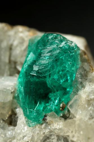 Beryl (variety emerald), Calcite, Pyrite<br />Chivor (distrito minero), Municipio Chivor, Cinturón Esmeraldífero Oriental, Departamento Boyacá, Colombia<br />35x23x20mm, xl=9mm<br /> (Author: Fiebre Verde)