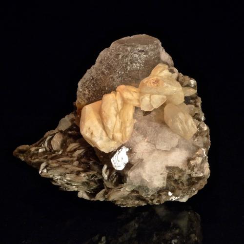 Calcita, Fluorita, Berilo, Moscovita<br />Nagar, Valle Hunza, Distrito Nagar, Gilgit-Baltistan (Áreas del Norte), Paquistán<br />9 x 8 x 6 cm<br /> (Autor: Josele)