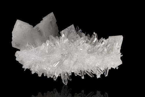 Barite on Quartz<br />Dawashan deposit, Jinkouhe District, Leshan Prefecture, Sichuan Province, China<br />31,0	x	22,0	x	13,0	cm<br /> (Author: MIM Museum)