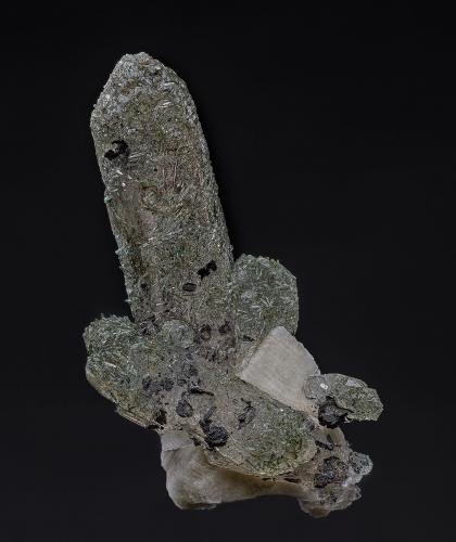 Quartz, Aegirine, Feldspar<br />Mount Malosa, Zomba District, Malawi<br />5.3 x 2.5 cm<br /> (Author: am mizunaka)