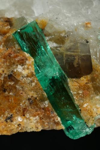 Beryl (variety emerald), Calcite<br />Mina Peñas Blancas, Municipio San Pablo de Borbur, Cinturón Esmeraldífero Occidental, Departamento Boyacá, Colombia<br />32x28x31mm, xl=14mm<br /> (Author: Fiebre Verde)