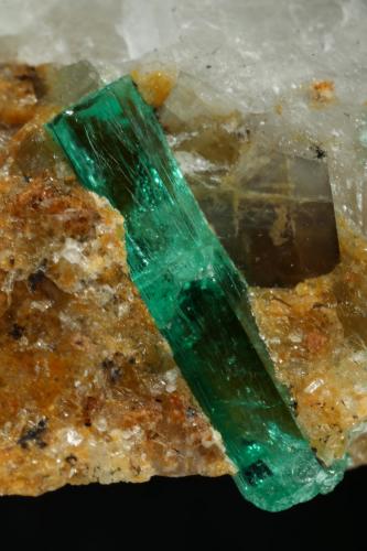 Beryl (variety emerald), Calcite<br />Peñas Blancas Mine, Municipio San Pablo de Borbur, Western Emerald Belt, Boyacá Department, Colombia<br />32x28x31mm, xl=14mm<br /> (Author: Fiebre Verde)