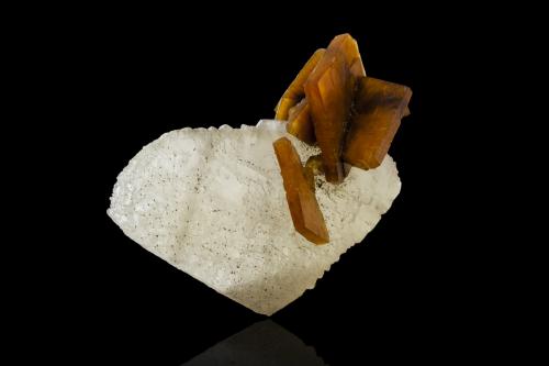 Barite on Calcite<br />Dushan, Qiannan Autonomous Prefecture, Guizhou Province, China<br />10,0	x	6,5	x	11,5	cm<br /> (Author: MIM Museum)