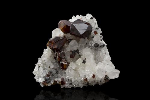 Sphalerite on Quartz<br />Mina Rucheng, Caojia, Nuanshui, Rucheng, Prefectura Chenzhou, Provincia Hunan, China<br />9,0	x	9,5	x	4,0	cm<br /> (Author: MIM Museum)