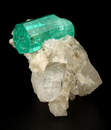 Beryl (variety emerald), Calcite, Dolomite<br />Chivor mining district, Municipio Chivor, Eastern Emerald Belt, Boyacá Department, Colombia<br />30x28x27mm, xl=17x8.5mm<br /> (Author: Fiebre Verde)