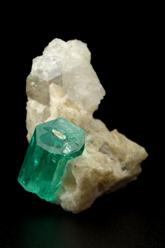 Beryl (variety emerald), Calcite, Dolomite<br />Chivor mining district, Municipio Chivor, Eastern Emerald Belt, Boyacá Department, Colombia<br />30x28x27mm, xl=17x8.5mm<br /> (Author: Fiebre Verde)