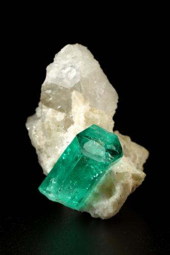 Beryl (variety emerald), Calcite, Dolomite<br />Chivor mining district, Municipio Chivor, Eastern Emerald Belt, Boyacá Department, Colombia<br />30x28x27mm, xl=17x8.5mm<br /> (Author: Fiebre Verde)