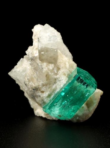 Beryl (variety emerald), Calcite, Dolomite<br /><br />30x28x27mm, xl=17x8.5mm<br /> (Author: Fiebre Verde)