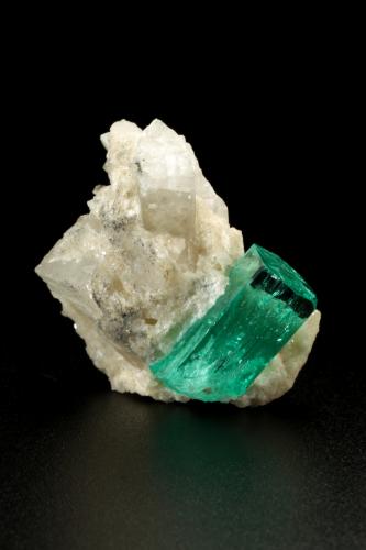 Beryl (variety emerald), Calcite, Dolomite<br />Chivor mining district, Municipio Chivor, Eastern Emerald Belt, Boyacá Department, Colombia<br />30x28x27mm, xl=17x8.5mm<br /> (Author: Fiebre Verde)