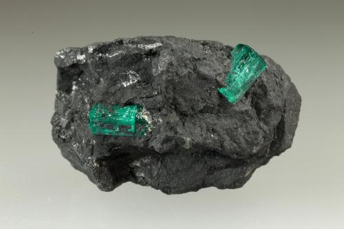 Beryl (variety emerald)<br />Muzo (distrito minero), Cinturón Esmeraldífero Occidental, Departamento Boyacá, Colombia<br />37x20x32mm, xls=10 & 7.5mm<br /> (Author: Fiebre Verde)