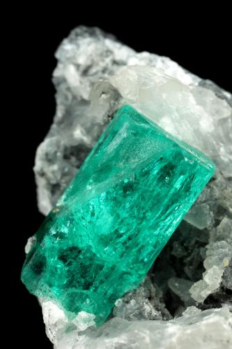 Beryl (variety emerald), Calcite<br />Chivor mining district, Municipio Chivor, Eastern Emerald Belt, Boyacá Department, Colombia<br />43x24x24mm, xl=15x8mm<br /> (Author: Fiebre Verde)