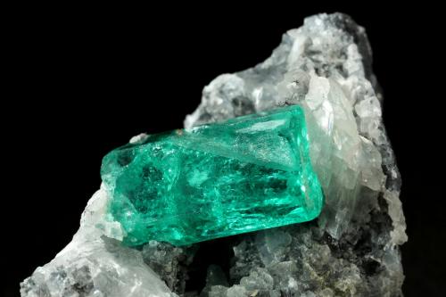 Beryl (variety emerald), Calcite<br />Chivor mining district, Municipio Chivor, Eastern Emerald Belt, Boyacá Department, Colombia<br />43x24x24mm, xl=15x8mm<br /> (Author: Fiebre Verde)