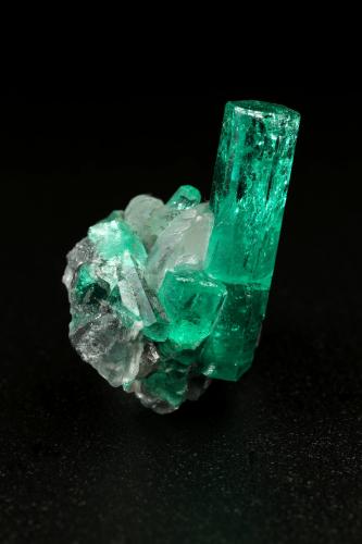 Beryl (variety emerald), Calcite<br />La Pita mining district, Polveros Mine, Municipio Maripí, Western Emerald Belt, Boyacá Department, Colombia<br />main xl=18x4.5mm<br /> (Author: Fiebre Verde)