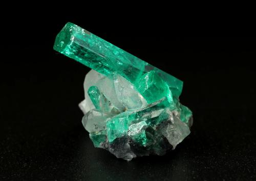 Beryl (variety emerald), Calcite<br />La Pita mining district, Polveros Mine, Municipio Maripí, Western Emerald Belt, Boyacá Department, Colombia<br />main xl=18x4.5mm<br /> (Author: Fiebre Verde)