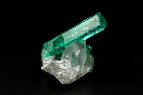 Beryl (variety emerald), Calcite<br />La Pita mining district, Polveros Mine, Municipio Maripí, Western Emerald Belt, Boyacá Department, Colombia<br />main xl=18x4.5mm<br /> (Author: Fiebre Verde)