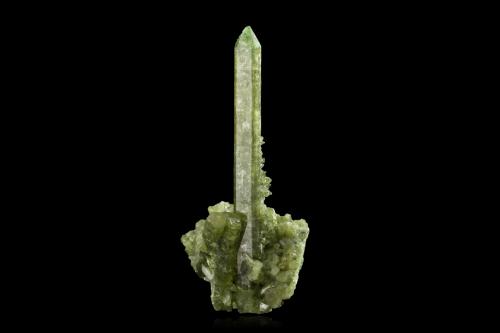 Vesuvianite<br />Mina Jeffrey, nivel 2440, Asbestos, Les Sources RCM, Estrie, Québec, Canadá<br />7,0	x	7,0	x	14,0	cm<br /> (Author: MIM Museum)