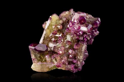 Vesuvianite<br />Jeffrey Mine, level 2440, Asbestos, Les Sources RCM, Estrie, Québec, Canada<br />7,0	x	6,0	x	6,0	cm<br /> (Author: MIM Museum)