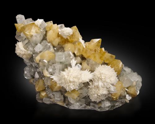 Powellite with Fluorapophyllite-(K), Stilbite-Ca and Scolecite<br />Distrito Nashik (Nasik), Maharashtra, India<br />41,0	x	19,0	x	25,0	cm<br /> (Author: MIM Museum)