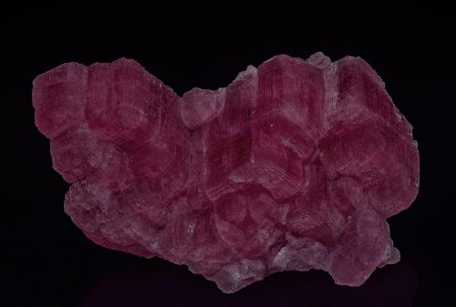 Rhodochrosite<br />Wutong Mine, Liubao, Cangwu, Wuzhou Prefecture, Guangxi Zhuang Autonomous Region, China<br />7.9 x 4.8 cm<br /> (Author: am mizunaka)