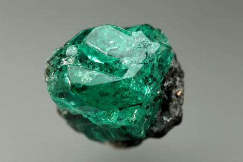Beryl (variety emerald)<br />Chivor (distrito minero), Municipio Chivor, Cinturón Esmeraldífero Oriental, Departamento Boyacá, Colombia<br />aggregate=18x13mm<br /> (Author: Fiebre Verde)