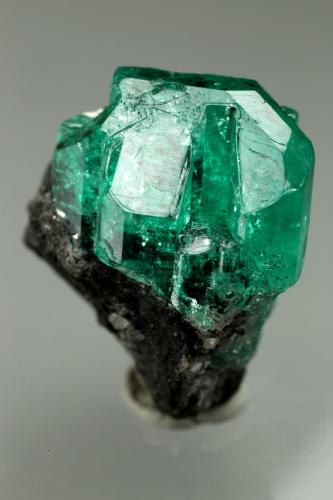 Beryl (variety emerald)<br />Chivor mining district, Municipio Chivor, Eastern Emerald Belt, Boyacá Department, Colombia<br />aggregate=18x13mm<br /> (Author: Fiebre Verde)