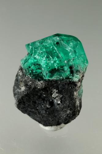 Beryl (variety emerald)<br />Chivor mining district, Municipio Chivor, Eastern Emerald Belt, Boyacá Department, Colombia<br />aggregate=18x13mm<br /> (Author: Fiebre Verde)