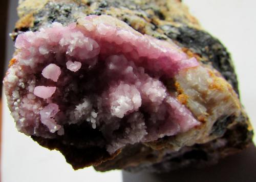 Calcita (variedad cobaltífera)<br />Solita Mine, Peramea, Baix Pallars, Comarca Pallars Sobirà, Lérida / Lleida, Catalonia / Catalunya, Spain<br />Zona cristalizada, 4 x 2''5 cm.<br /> (Autor: phrancko)